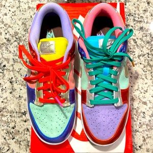 Women Nike dunk low SE SUNSET PULSE/SILVER size 9